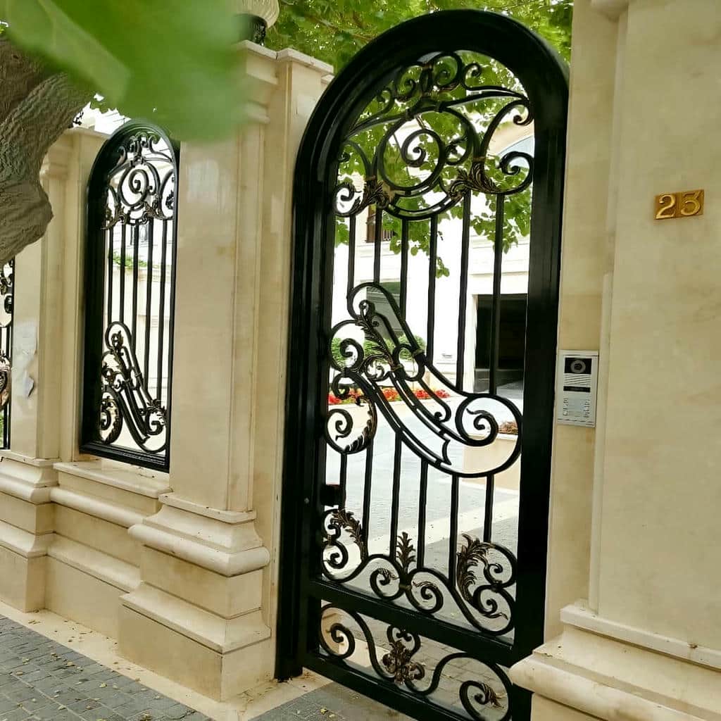 درب آهنی نفررو با طرح مدرن برای حیاط در یزد