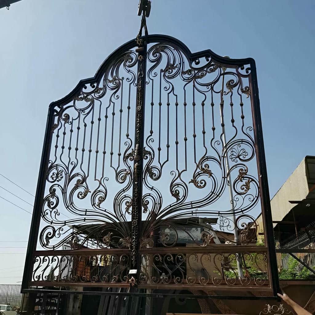 نصب درب پارکینگ فلزی دو لنگه برای ساختمان در یزد