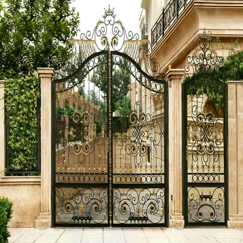 تولید درب پارکینگ فلزی دو لنگه با طرح هندسی در یزد