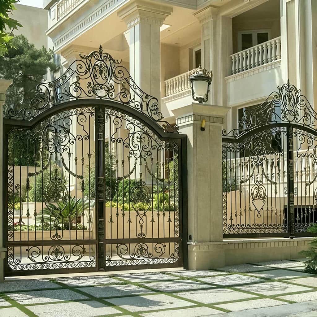 اجرای درب پارکینگ فرفورژه نمای رومی با قوس کلاسیک در یزد