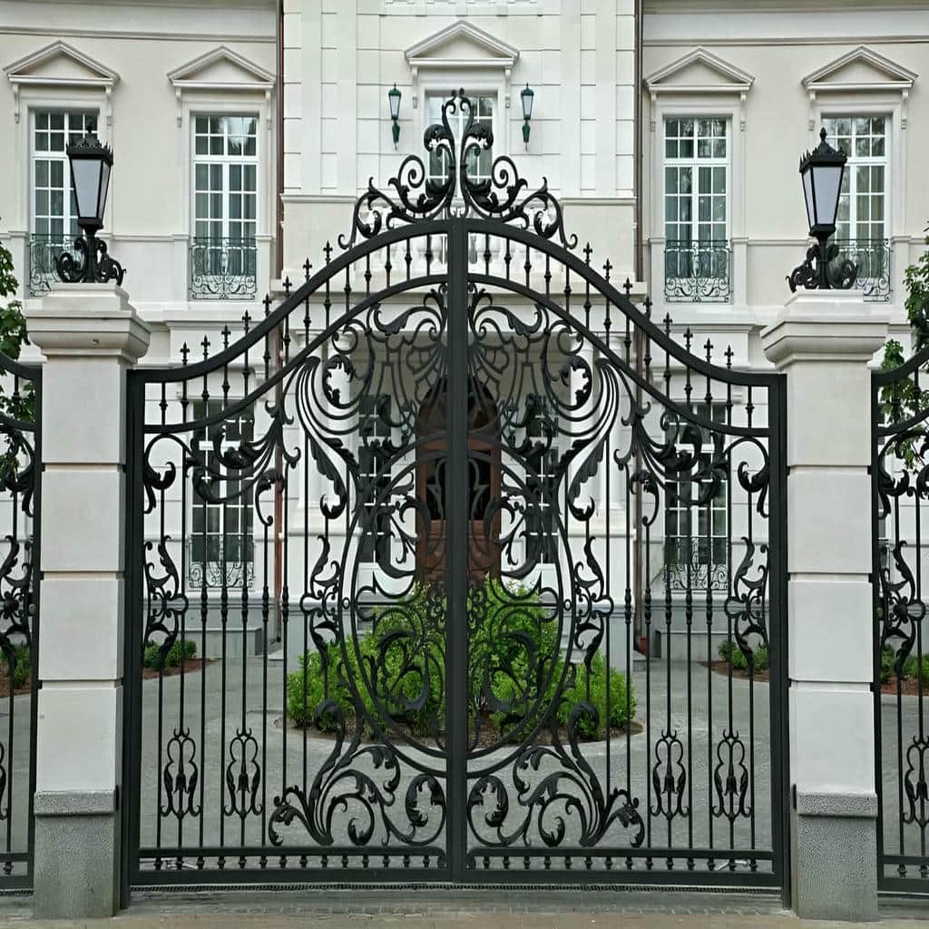 اجرای درب پارکینگ فلزی کلاسیک متناسب با نما در یزد