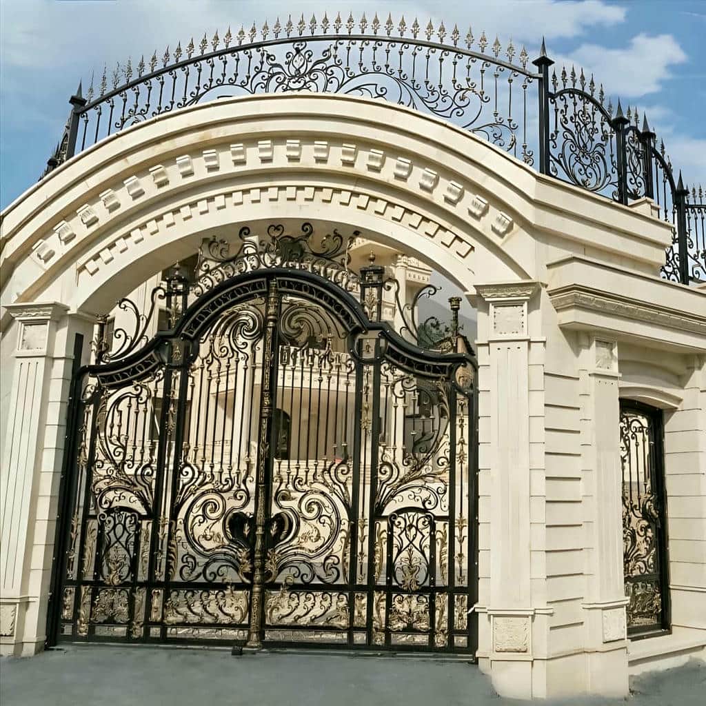 فروش درب حیاط نمای آجری با رنگ قهوه‌ای در یزد