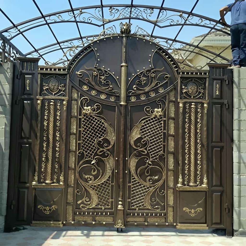 سفارش درب فرفورژه پارکینگ کلاسیک کتیبه دار در یزد