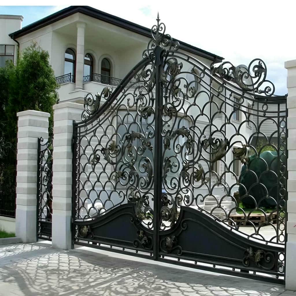 اجرای درب پارکینگ کلاسیک کتیبه دار تاج دار در یزد