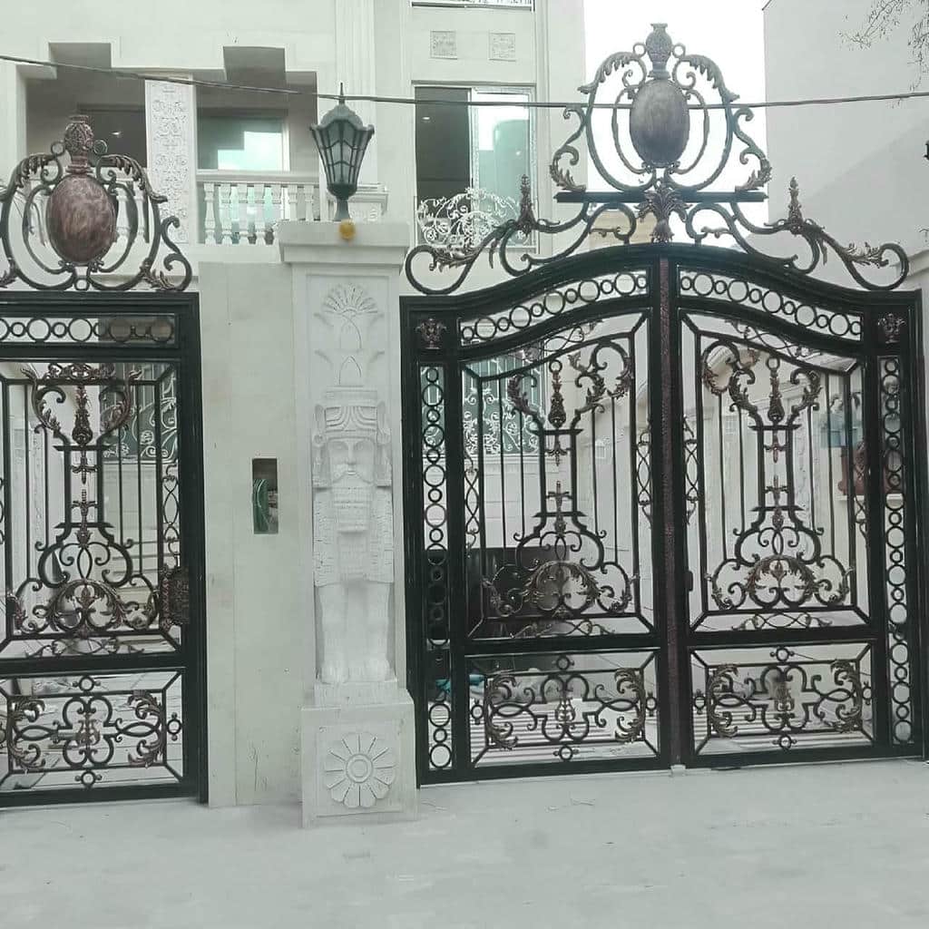 درب حیاط پانل دار با پانل برجسته در یزد