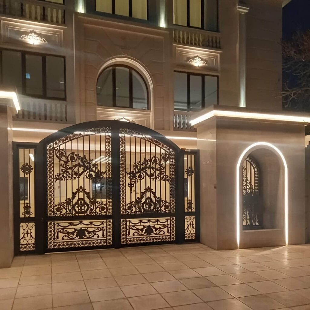 سفارش درب حیاط فرفورژه نمای رومی با تاج کلاسیک در یزد