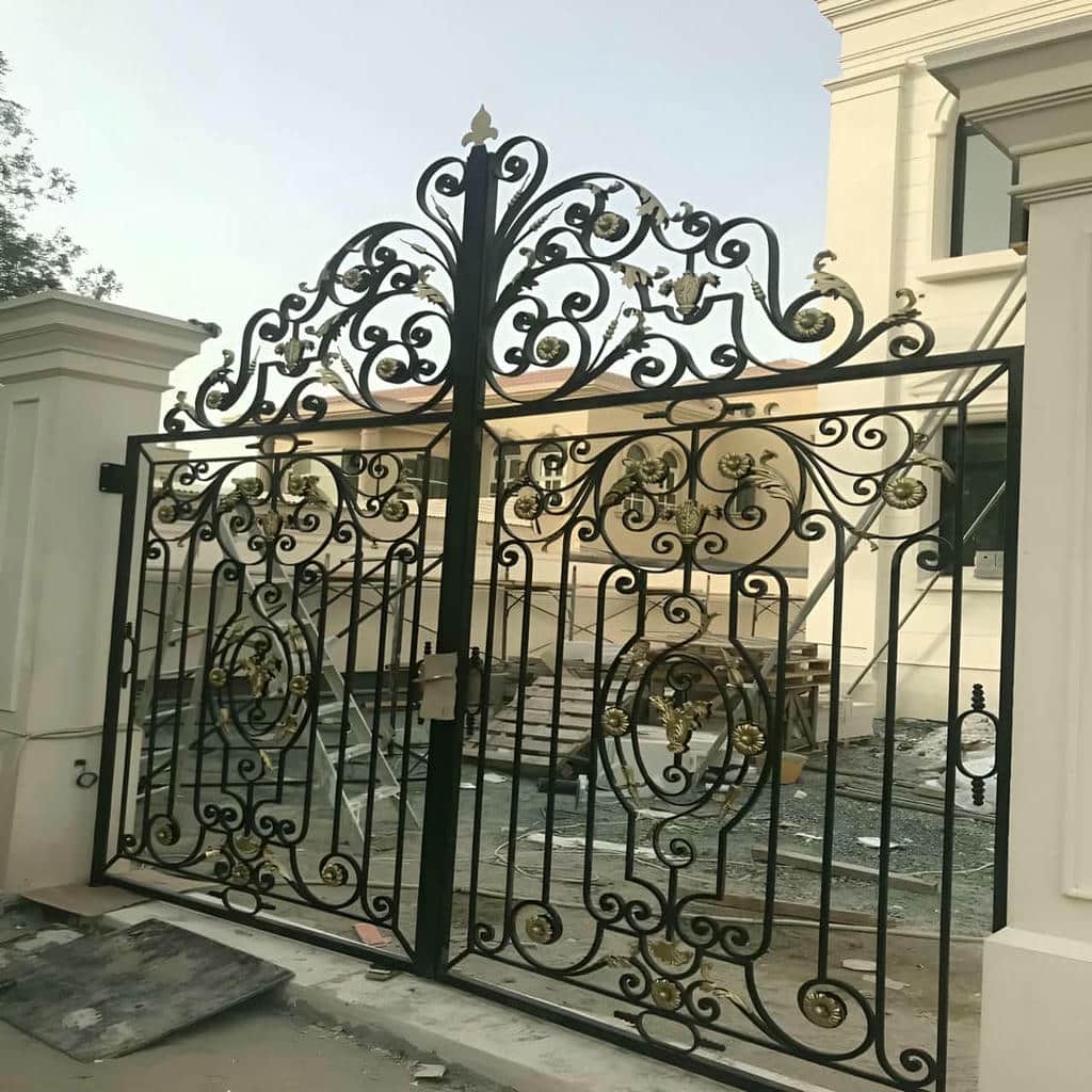 اجرای درب فلزی ویلایی طرح چوب با پنل عمودی در یزد اجرای درب فلزی ویلایی طرح چوب با پنل عمودی در یزد