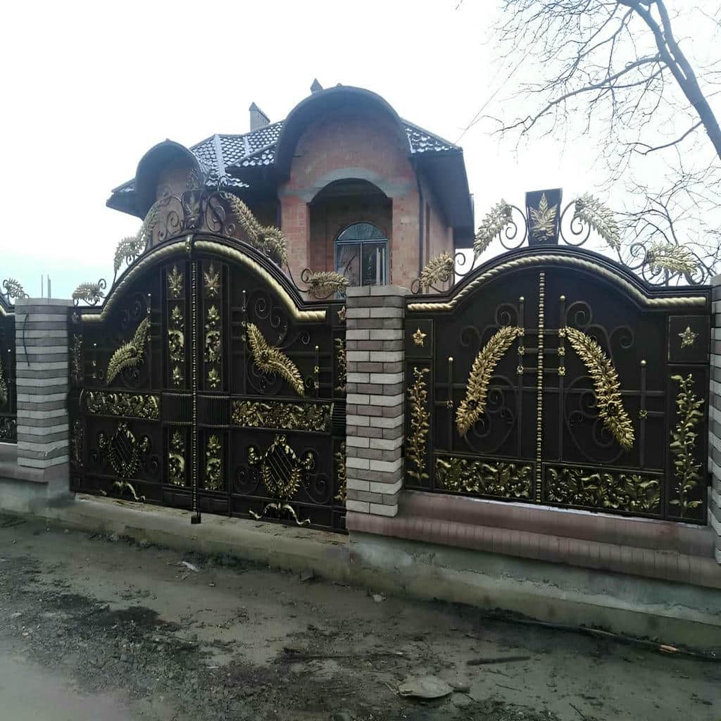 سفارش درب حیاط CNC پنل مشبک متناسب با نمای ساختمان در یزد