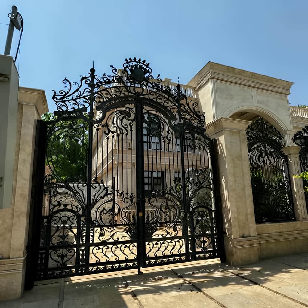 سفارش درب پارکینگ مدرن پنل مشبک با شبکه هندسی در یزد