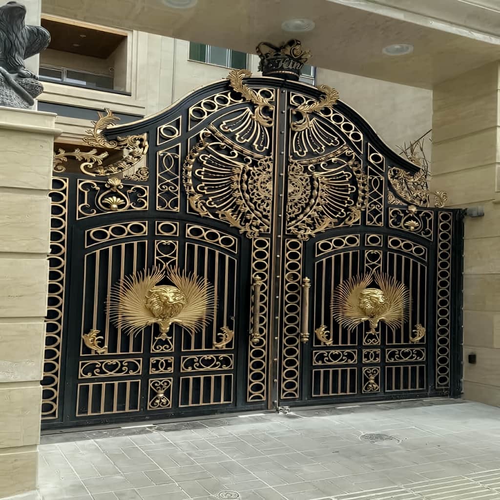 ساخت درب فلزی شیک حیاط با قاب هندسی در یزد