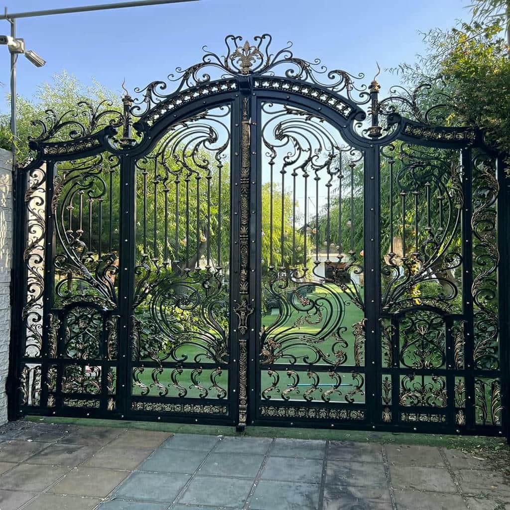 راهنمای انتخاب درب فلزی پارکینگ مدرن پنل مشبک در یزد