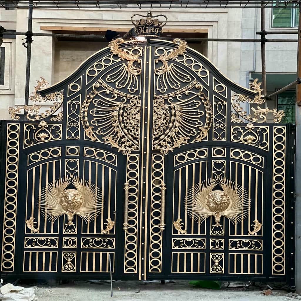 خدمات نصب درب ویلا مدرن هماهنگ با سنگ نما در یزد