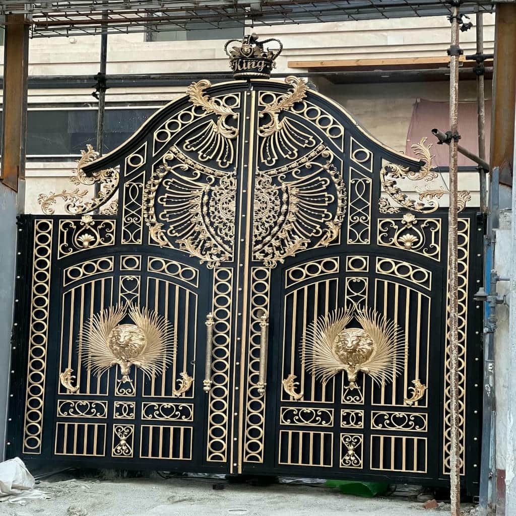 اجرای درب فلزی لاکچری نمای ویلا هماهنگ با نما در یزد