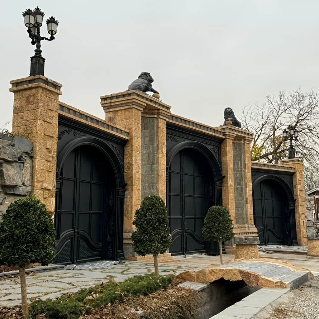 خرید درب ویلایی مینیمال خطی هماهنگ با نمای مدرن در یزد