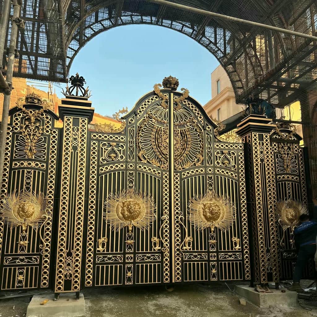 7 طرح درب پارکینگ مینیمال خطی در یزد