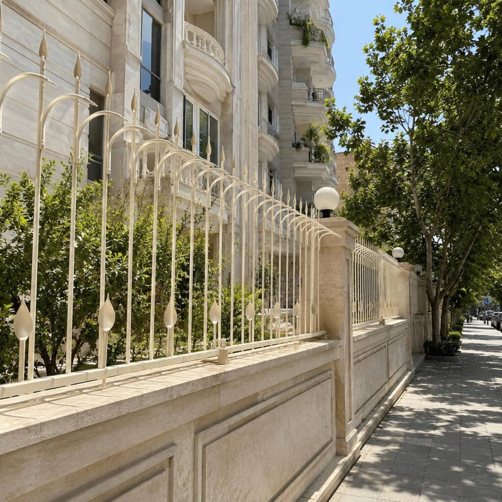 ساخت حفاظ دیوار بلند ضد سرقت با تراکم مناسب در یزد