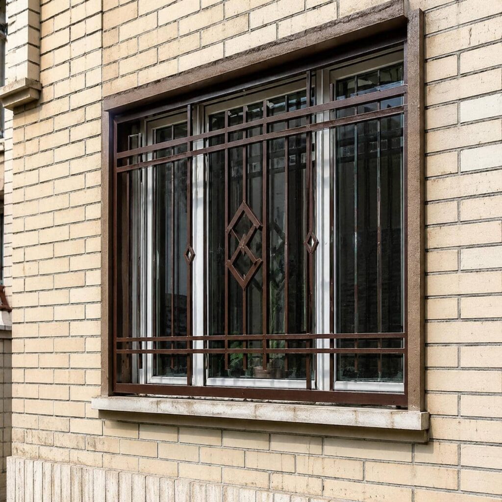 ساخت حفاظ پنجره آپارتمان طبقات پایین با پروفیل آهنی در یزد ساخت حفاظ پنجره آپارتمان طبقات پایین با پروفیل آهنی در یزد
