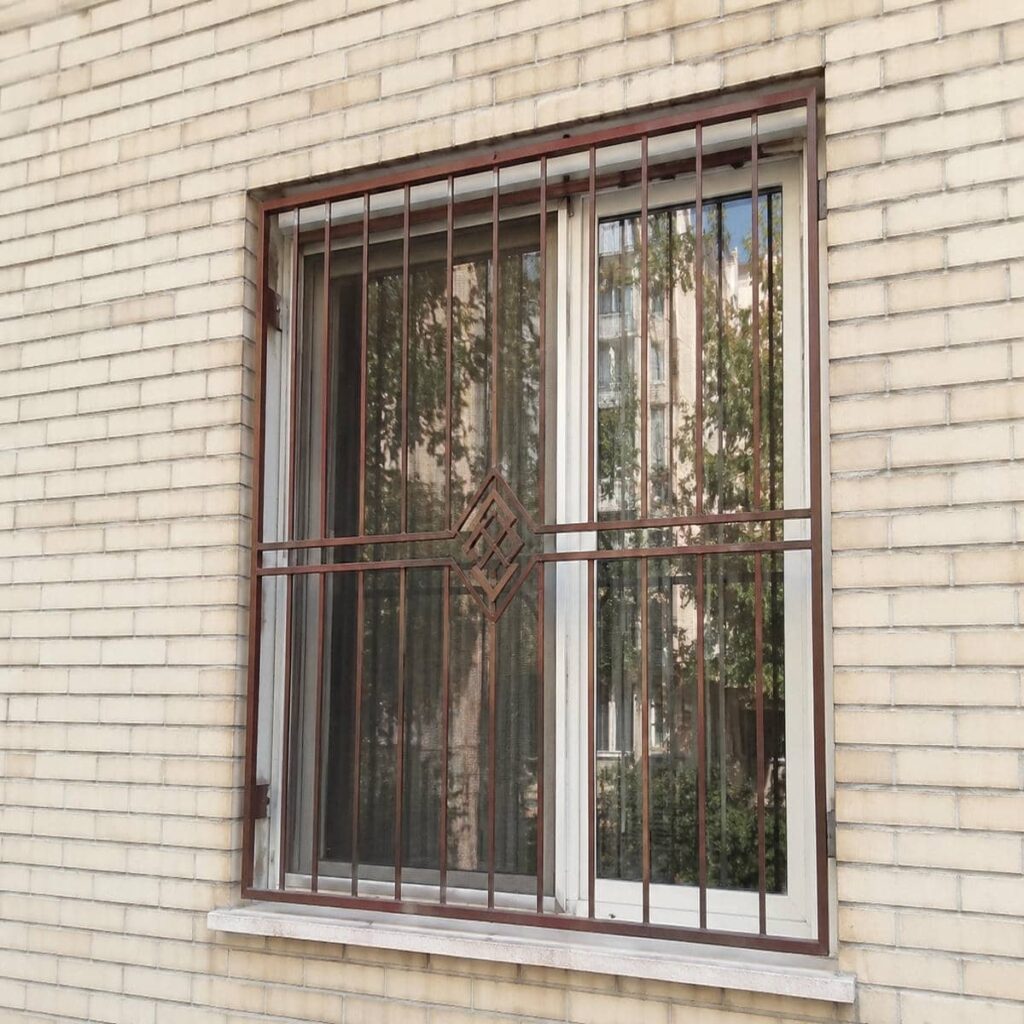 حفاظ پنجره ویلایی نمای باغ با تزئین کلاسیک در یزد