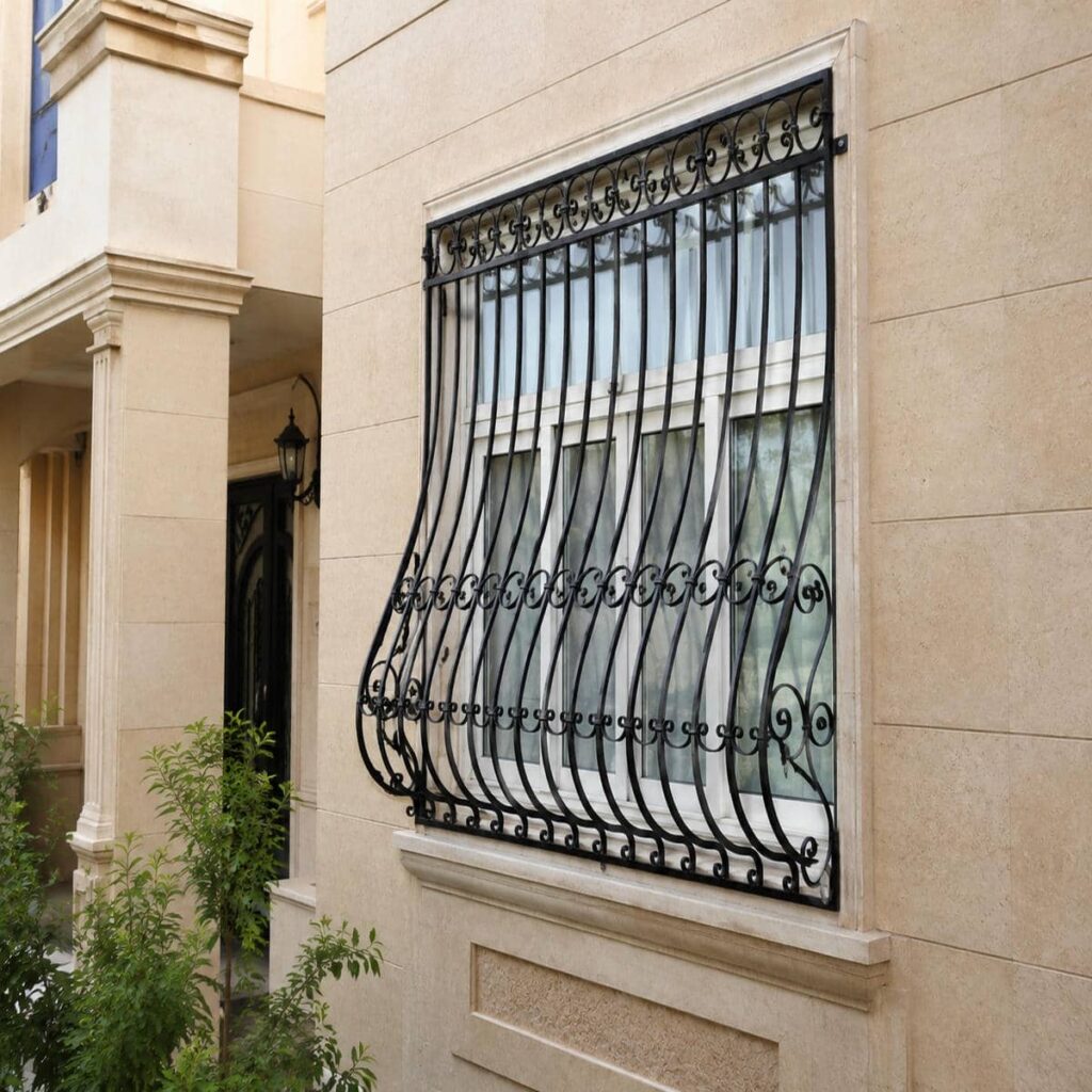 اجرای حفاظ پنجره مشکی طلایی نما با ترکیب رنگ متعادل در یزد