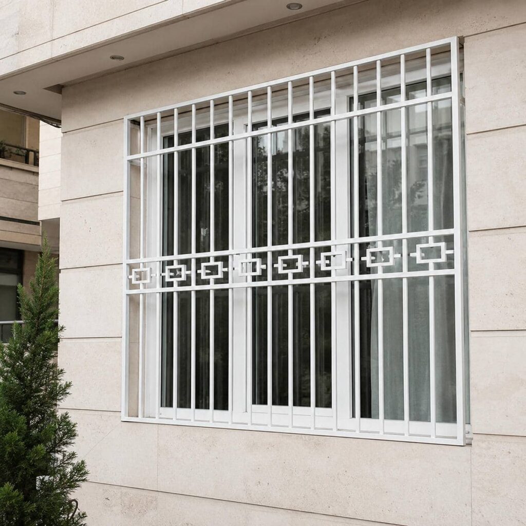 حفاظ پنجره ویلایی نمای باغ با طرح خطی در یزد