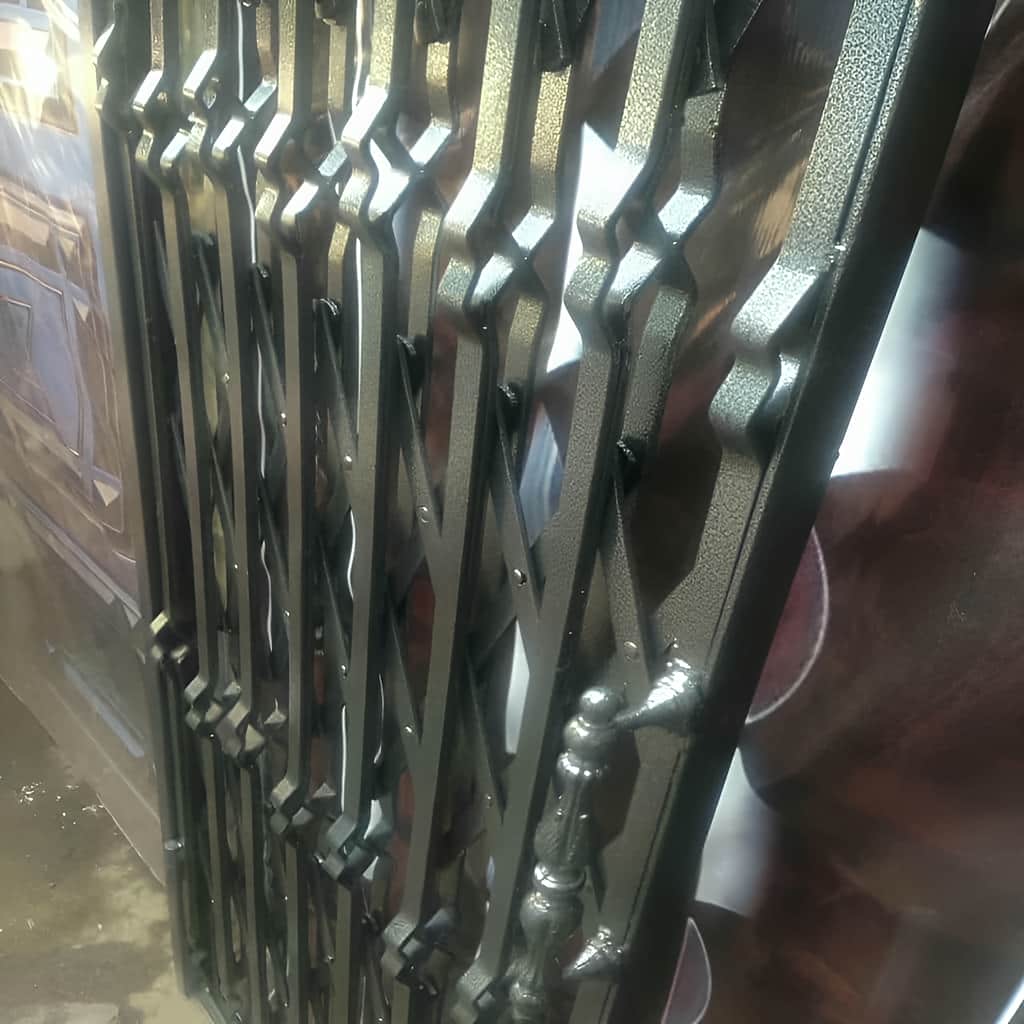 محافظ کرکره ای فلزی با رنگ تیره