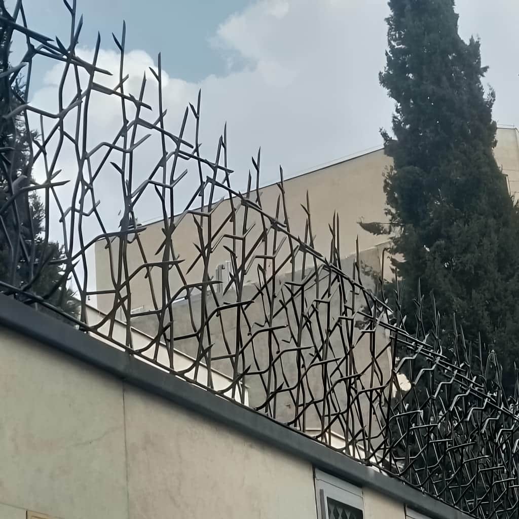 حفاظ روی دیوار حیاط متراکم کنار ورودی یزد