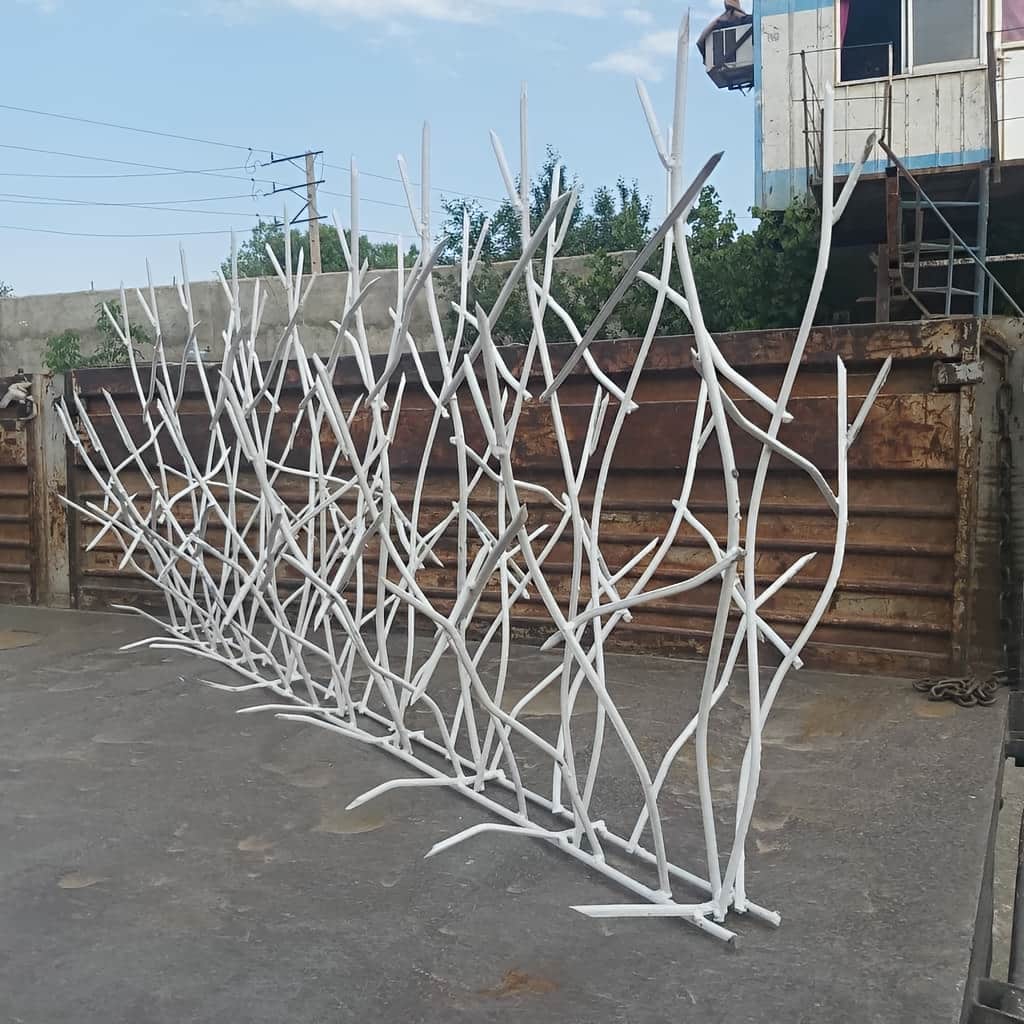 حفاظ روی دیوار حیاط فلزی روی محوطه یزد