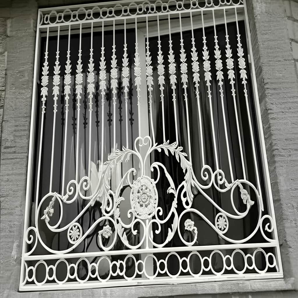 گارد فلزی عریض برای پنجره ساختمان