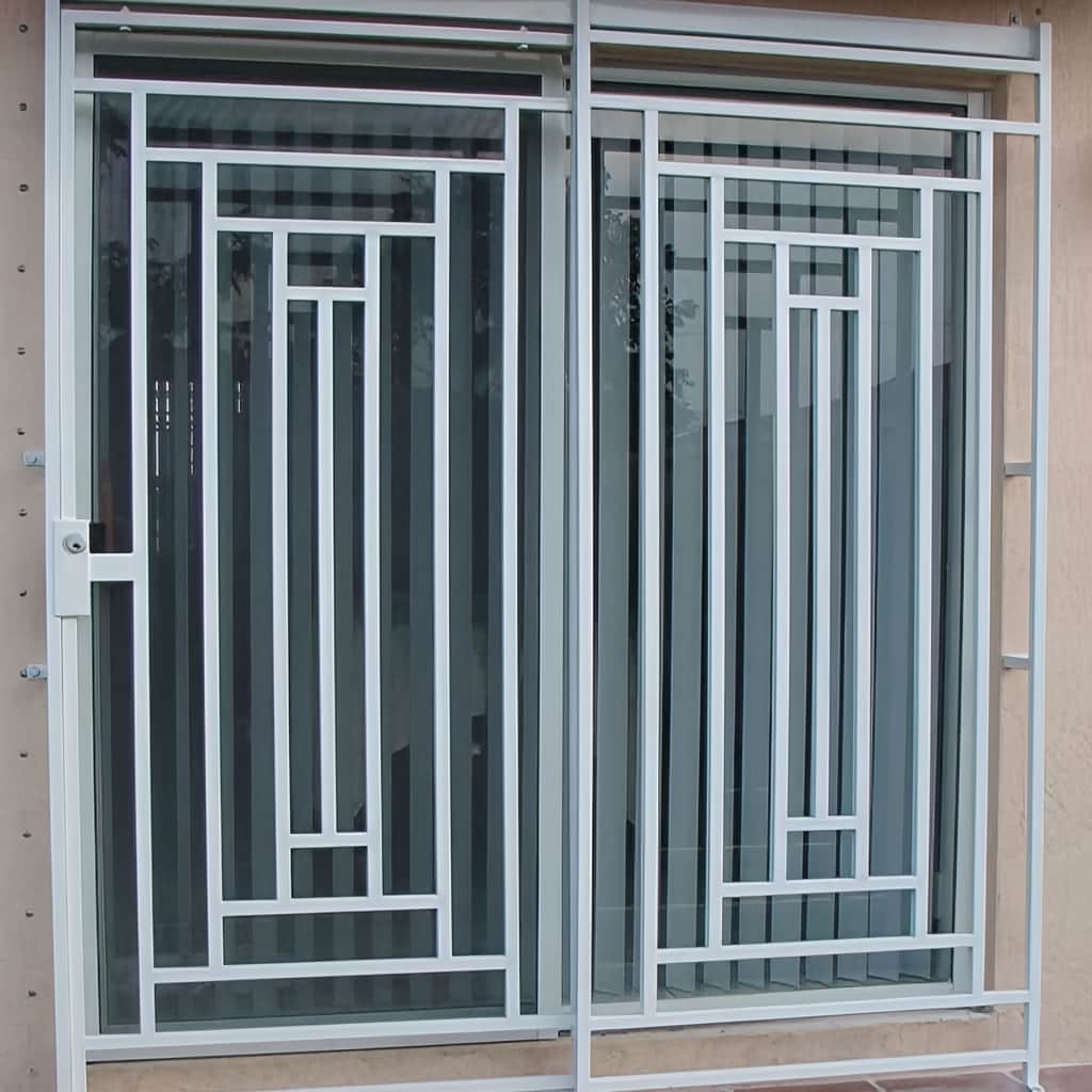 حفاظ پنجره ساده مشکی نمای کلاسیک یزد
