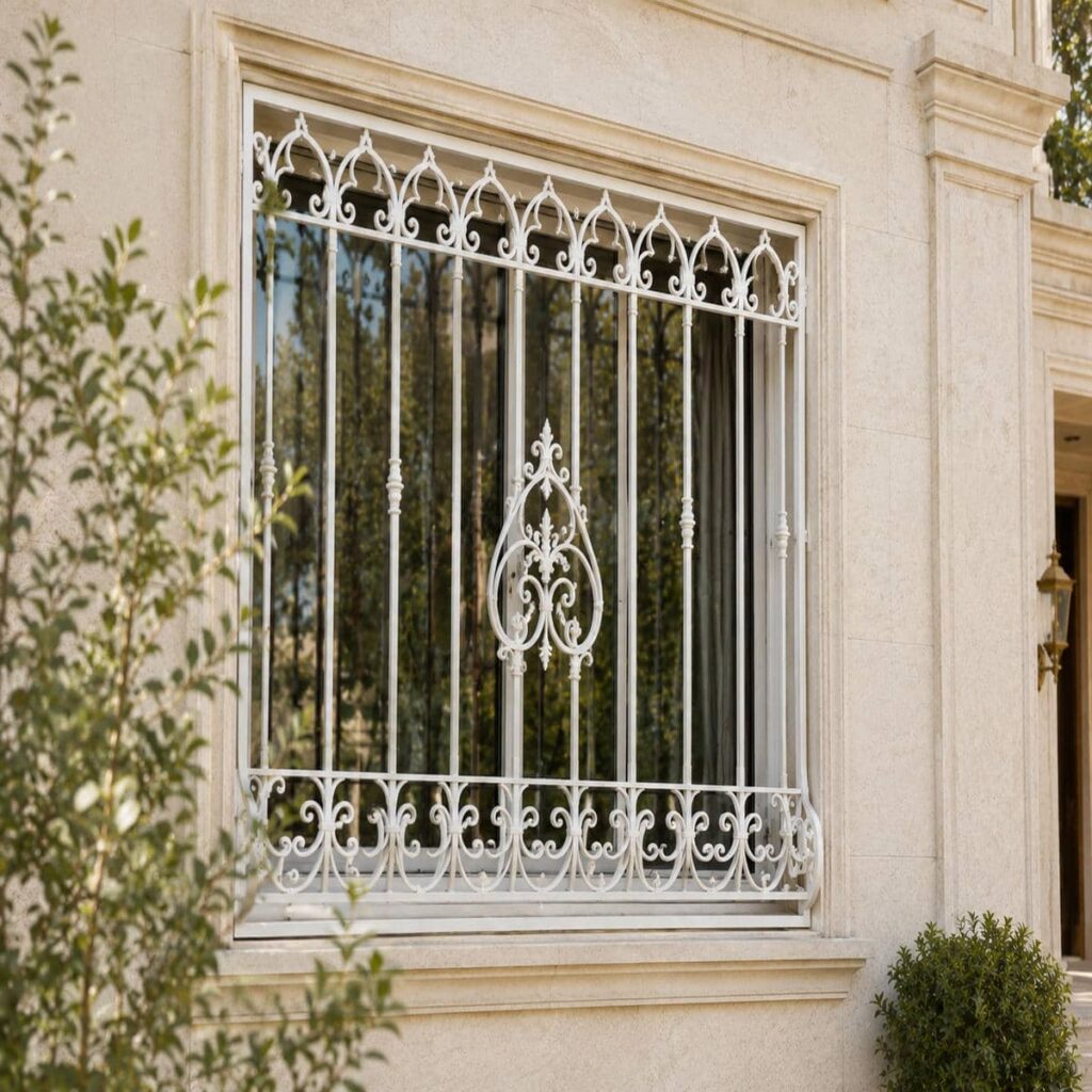 گارد پنجره فلزی با نقش تزئینی کلاسیک