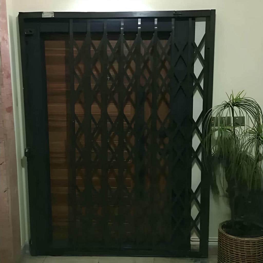گارد آکاردئونی مشکی با تزئین فرفورژه