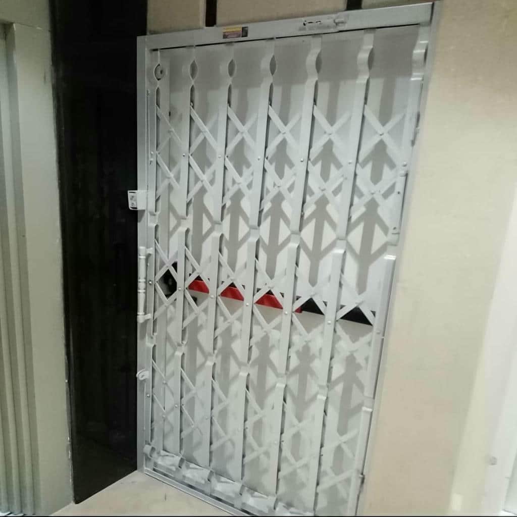 حفاظ پشت درب آپارتمان مشکی در یزد