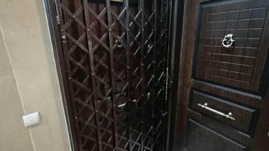 محافظ درب آپارتمان مشکی نصب شده در یزد