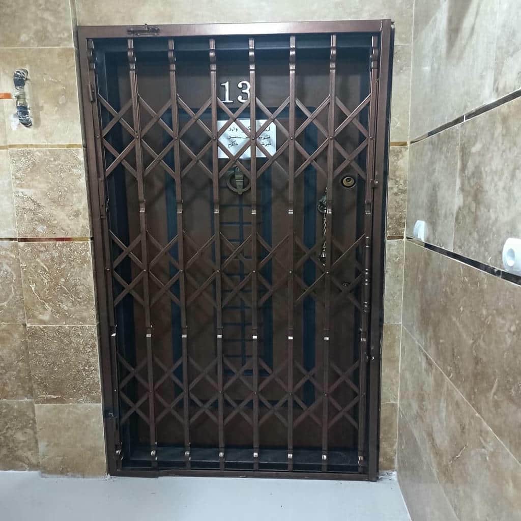 گارد آکاردئونی سفید ورودی مسکونی در یزد