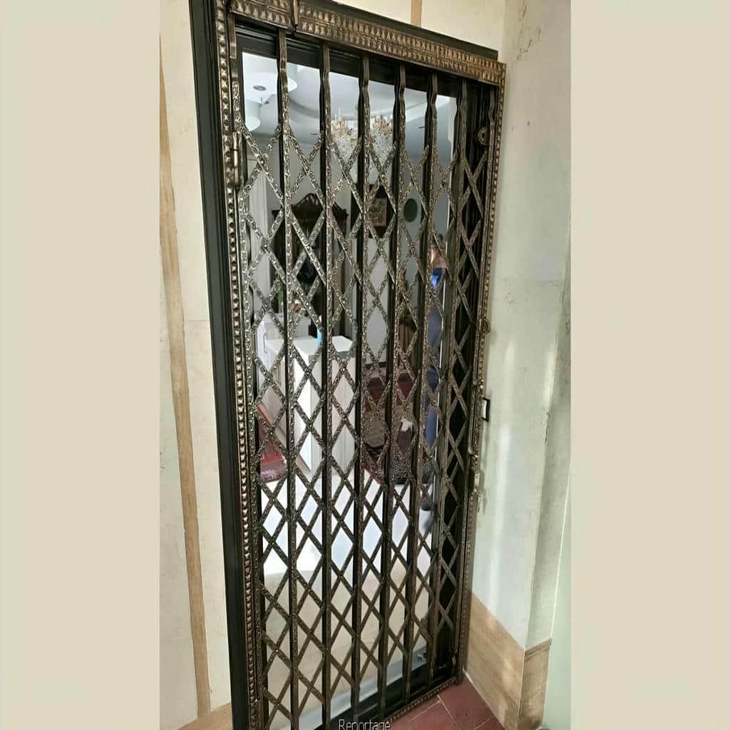 محافظ درب آپارتمان مشکی نصب شده در یزد