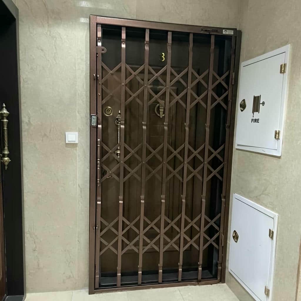 درب آکاردئونی آپارتمان فلزی نصب شده در یزد