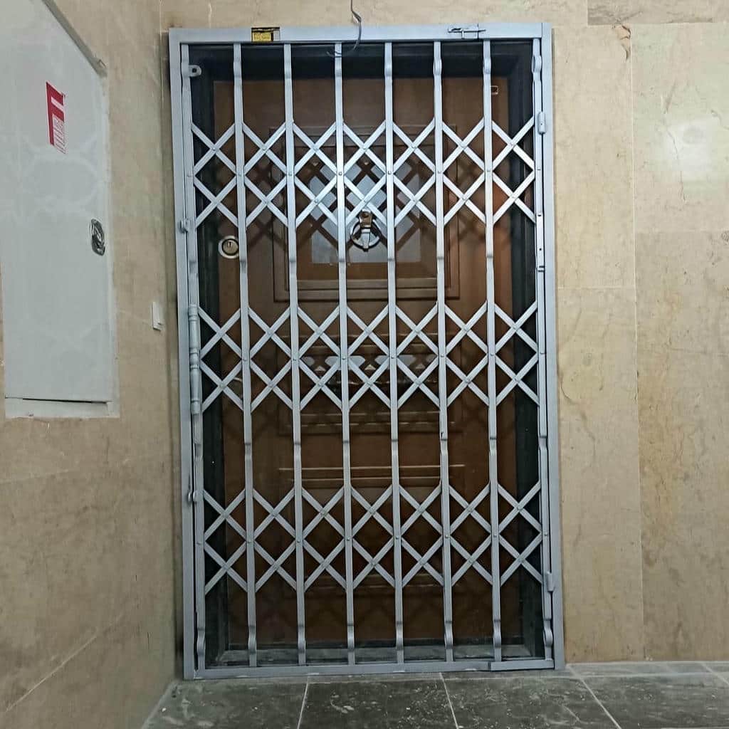 حفاظ درب ضد سرقت طوسی کنار چهارچوب یزد
