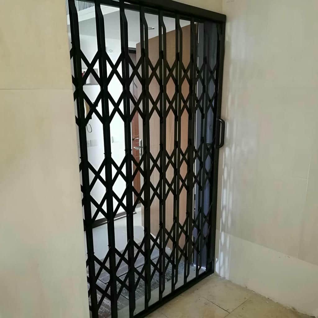 درب آکاردئونی ضد سرقت مشکی در یزد مرکز تخصصی فروش و اجرای درب آکاردئونی ضد سرقت ساده و کاربردی در یزد