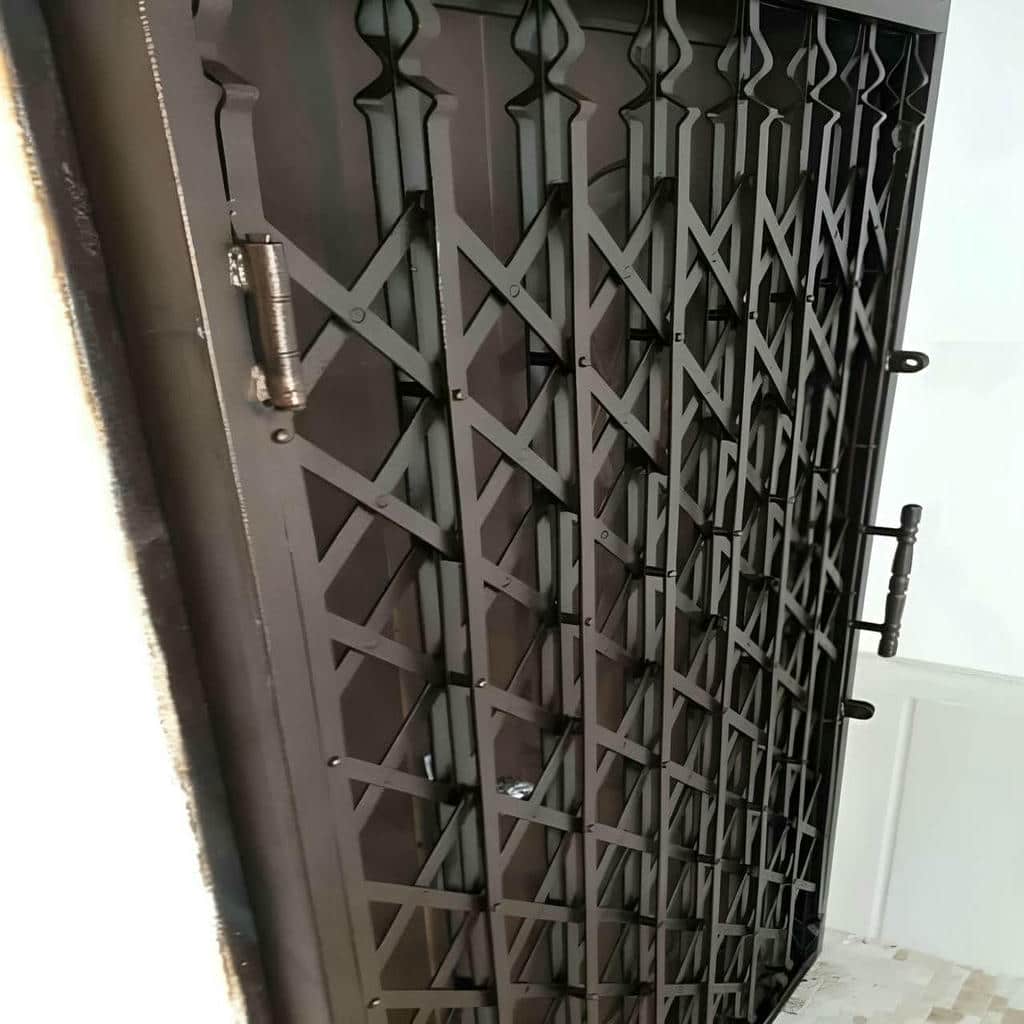 حفاظ درب ضد سرقت اقتصادی برای آپارتمان در یزد حفاظ درب ضد سرقت اقتصادی برای آپارتمان در یزد