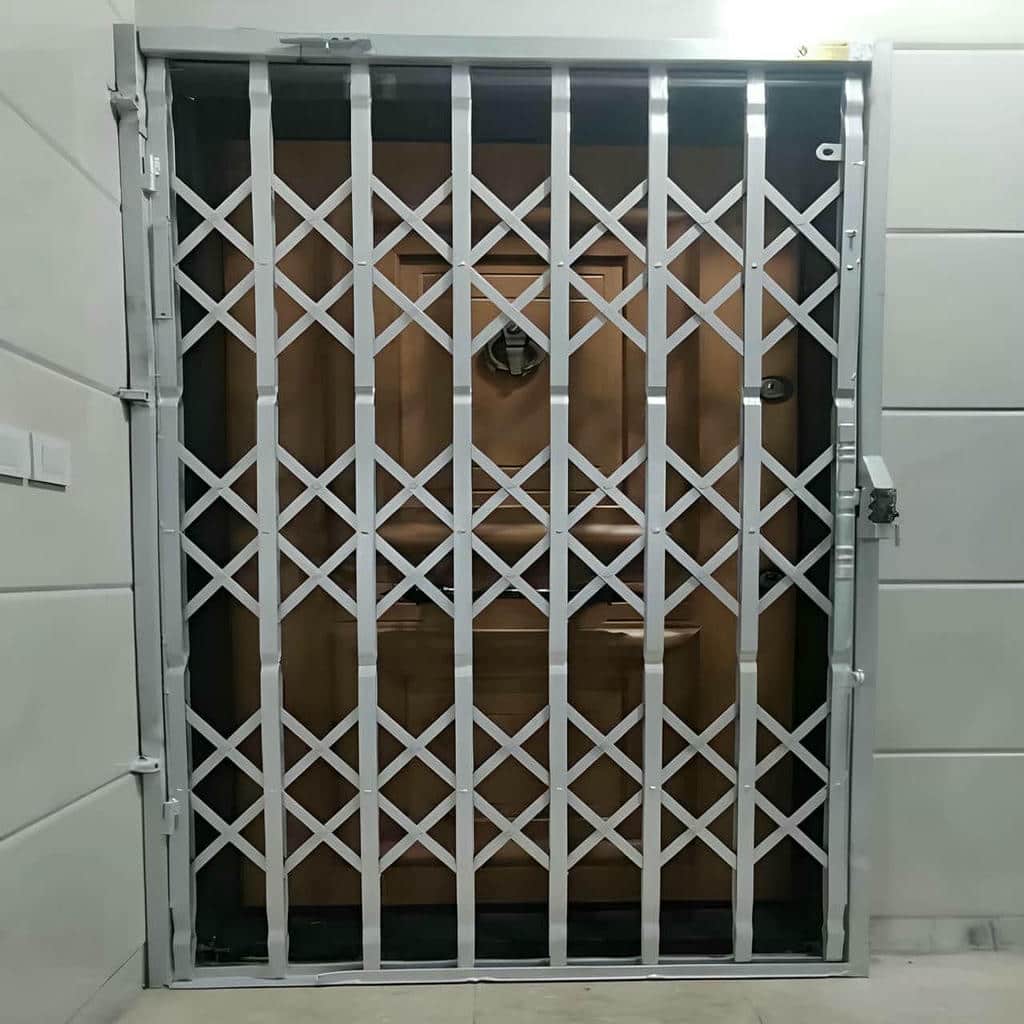 محافظ درب آپارتمان فلزی کنار ورودی روشن در یزد محافظ درب آپارتمان فلزی کنار ورودی روشن در یزد