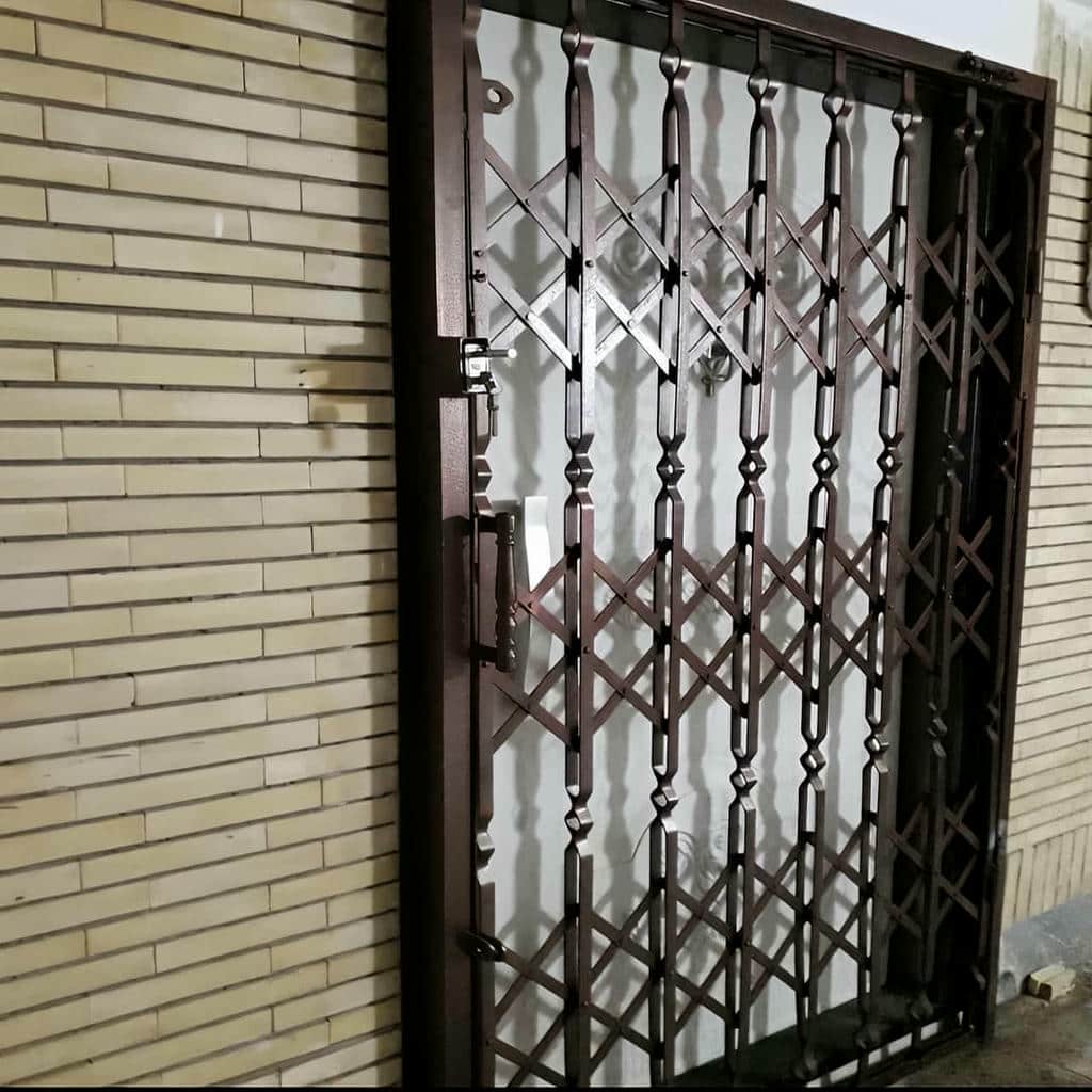 حفاظ ضربدری آکاردئونی مشکی ورودی قدیمی در یزد