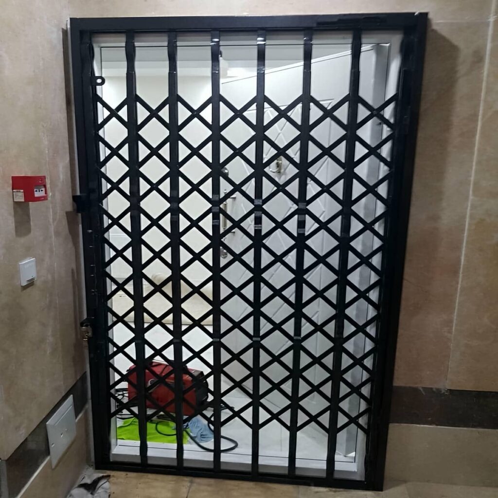 درب آکاردئونی آپارتمان مشکی ورودی کم عرض یزد