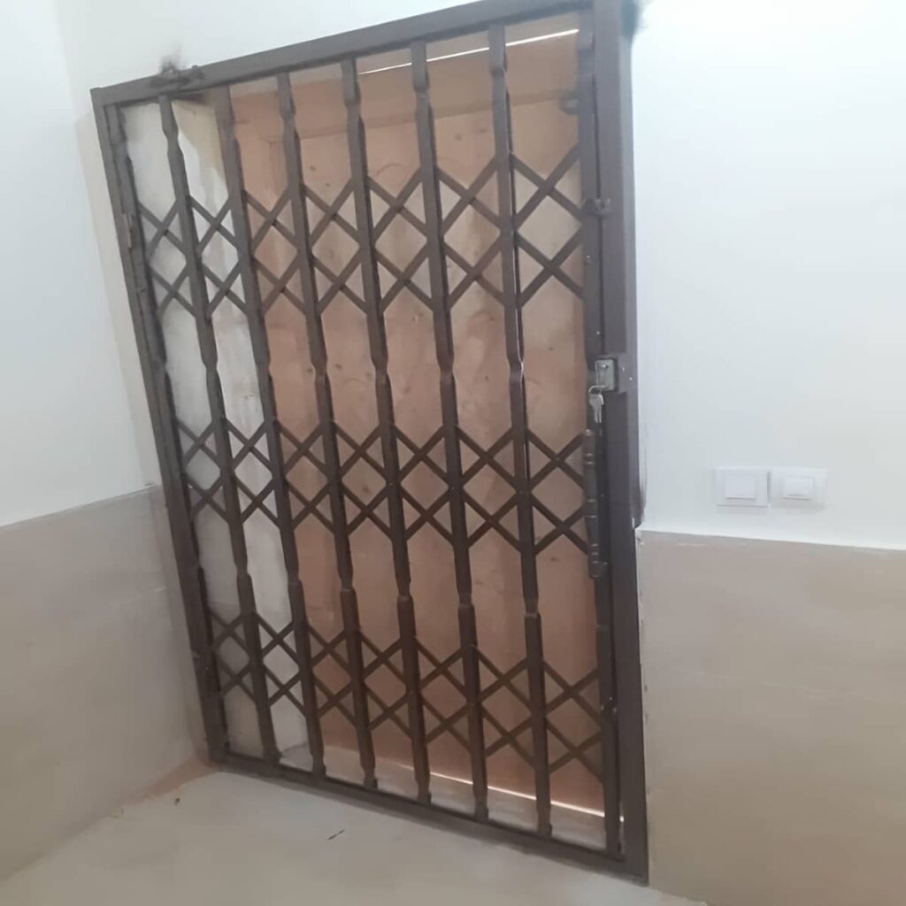 حفاظ درب ورودی مشکی سفارشی برای پروژه لوکس در یزد