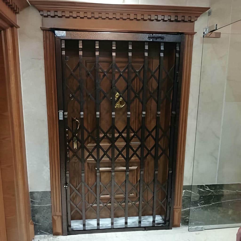 حفاظ درب ضد سرقت سفید با قفل مرکزی یزد