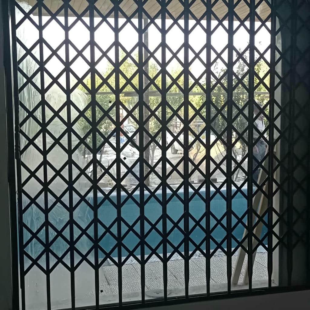 گارد آکاردئونی مشکی کنار در ورودی