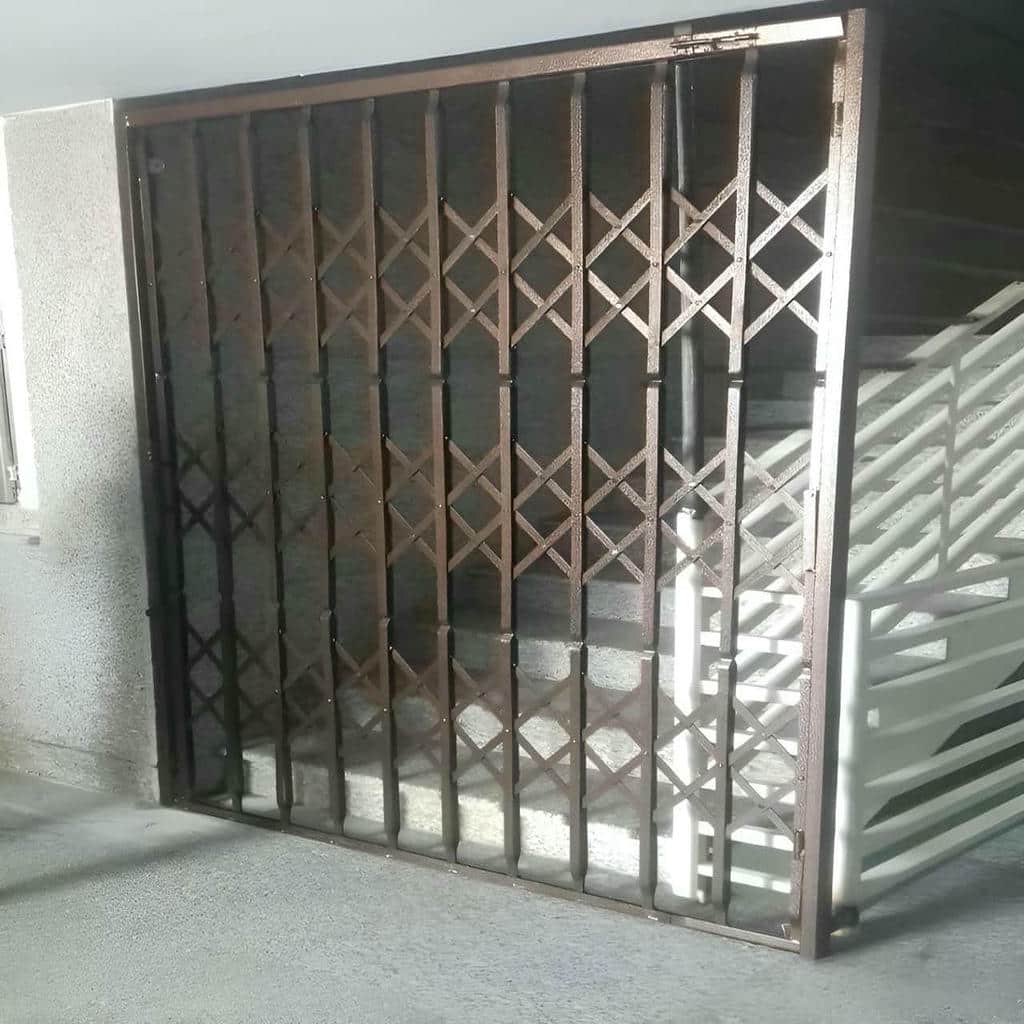 حفاظ درب ضد سرقت سفید کنار ورودی در یزد