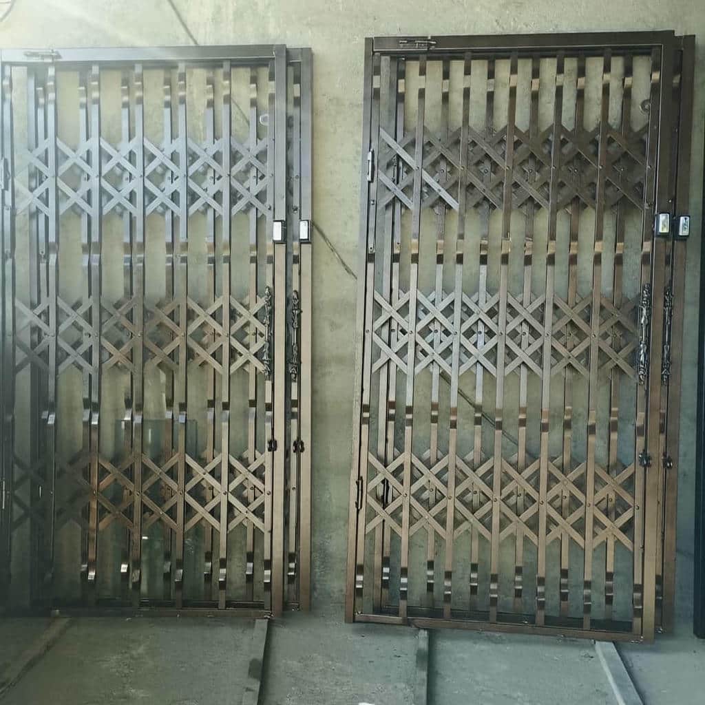 محافظ درب آپارتمان جمع شونده مسکونی در یزد محافظ درب آپارتمان جمع شونده مسکونی در یزد
