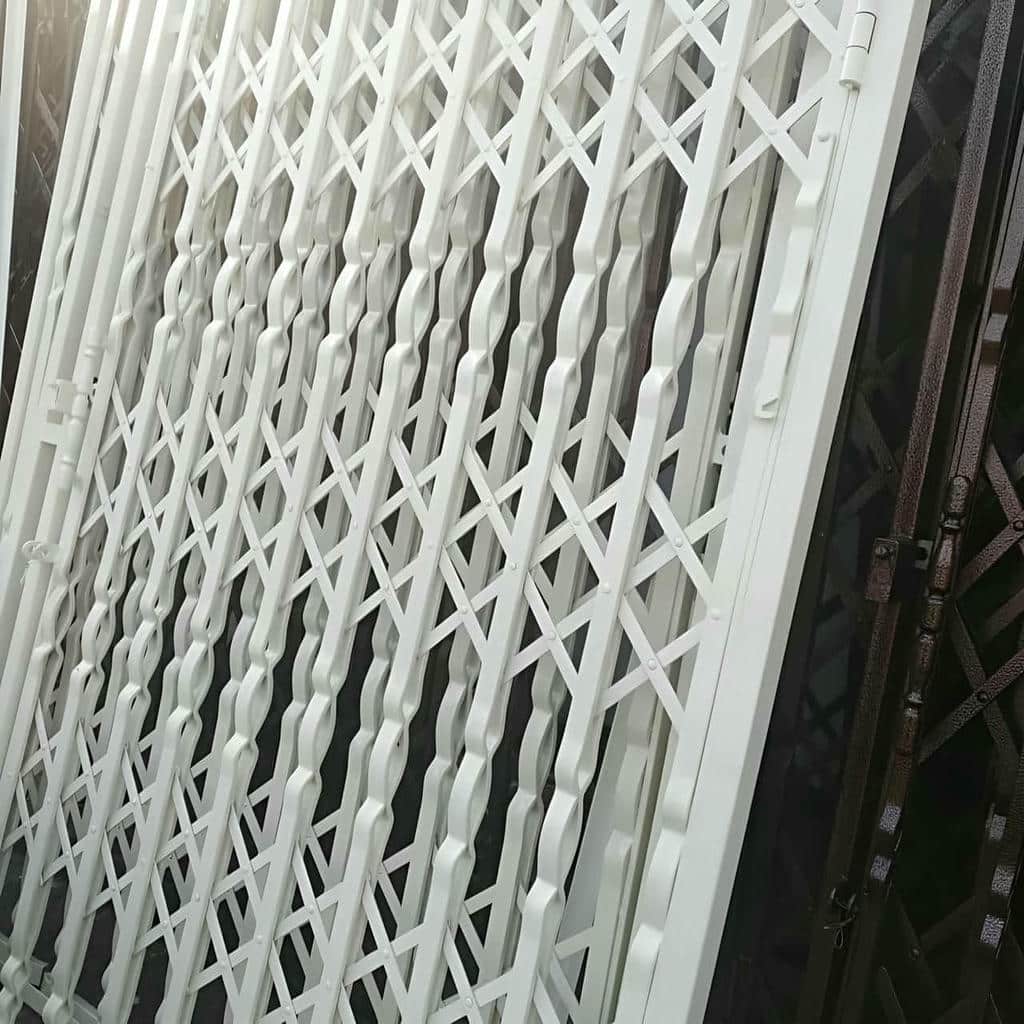 حفاظ جمع شونده طوسی فضای آفتاب‌گیر در یزد