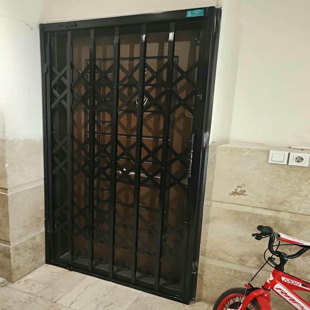 نرده آکاردئونی سفید ورودی ساختمان در یزد