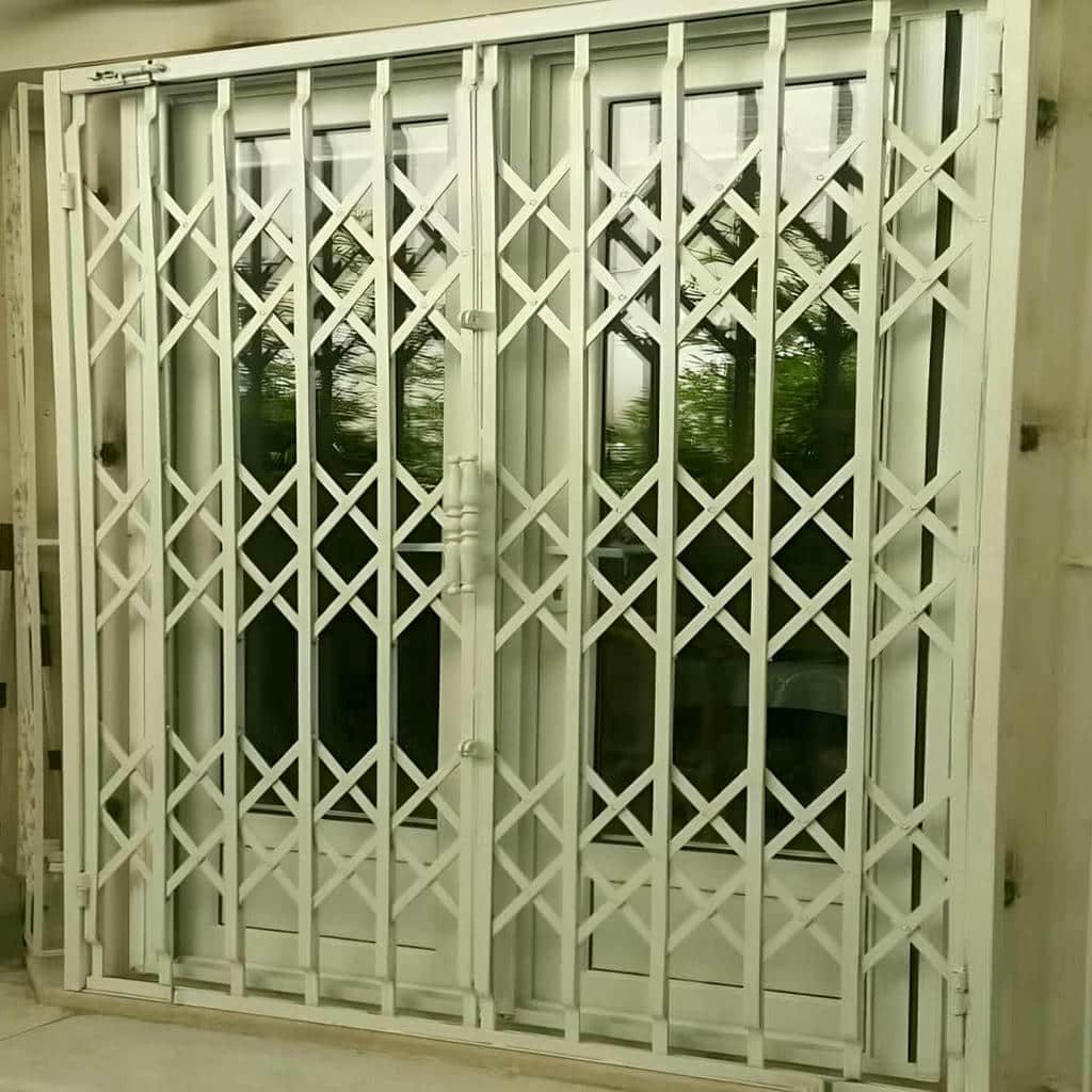 محافظ درب آپارتمان سفید کنار ورودی یزد